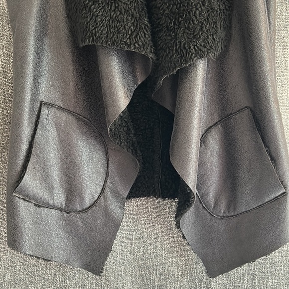 Fleece and leather look vest - Picture 2 of 5